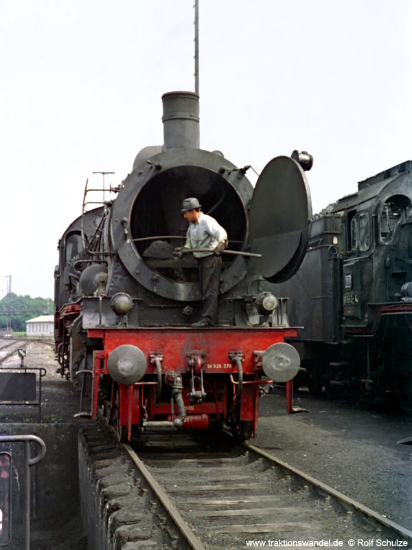 http://www.traktionswandel.de/pics/foren/hifo/1971-08-07_B22-06alt_038772-0_BwTuebingen_dort.jpg