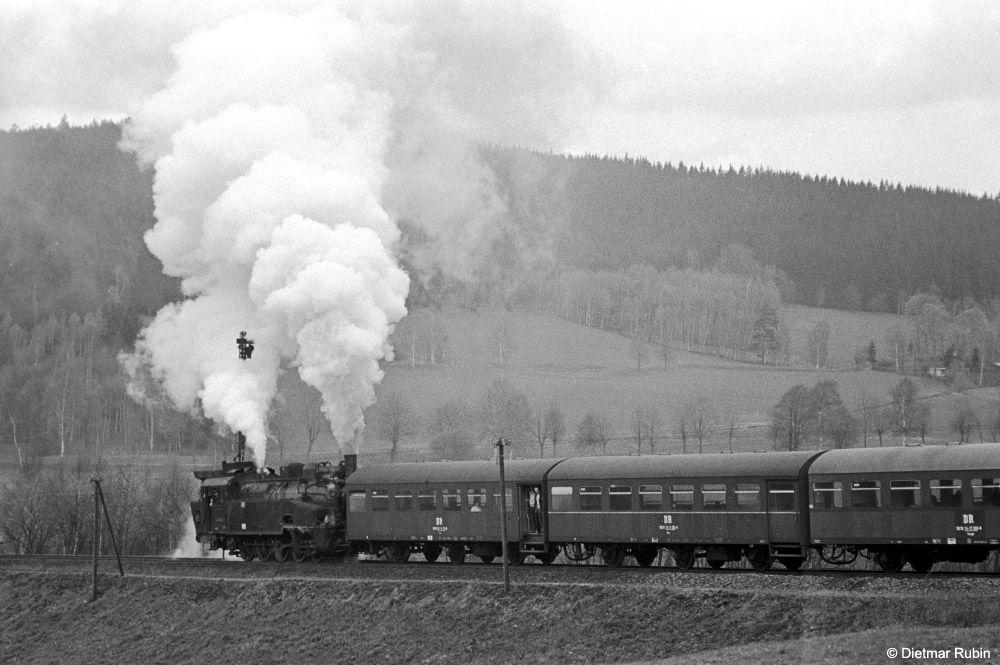 http://www.traktionswandel.de/pics/foren/hifo/rubin/dr/1973_202-07_942043-1_BwAue_P_bei-Eibenstock_DietmarRubin_1000.jpg