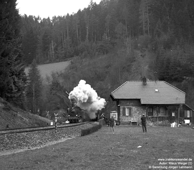 http://www.traktionswandel.de/pics/foren/kl-we/1973-04-29_46_038772-0_Sdz_Eisenbergtunnel_KlausWeigel.jpg