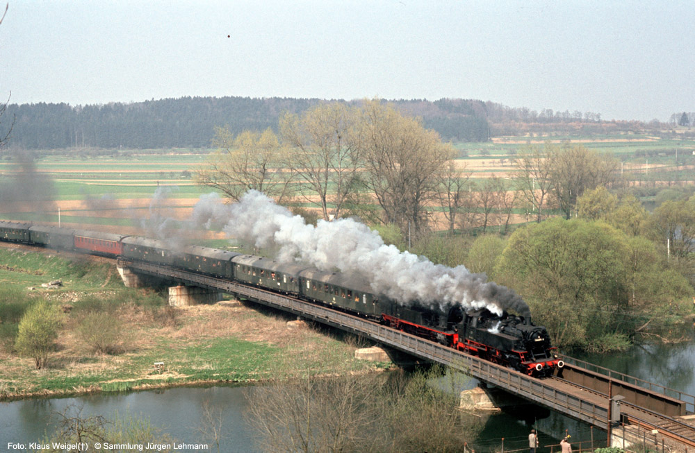 http://www.traktionswandel.de/pics/foren/kl-we/1974-04-07_014_064491_078246_Sdz_km86-4_Donaubruecke-beiScheer_KlausWeigel_1000.jpg