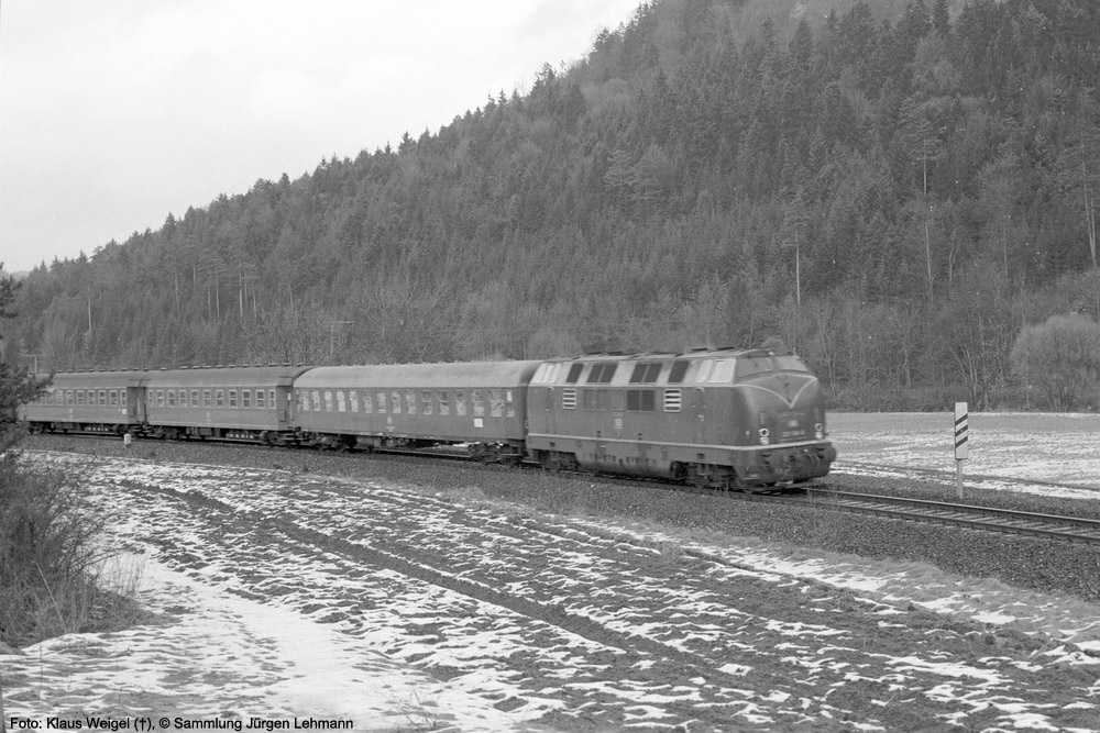 http://www.traktionswandel.de/pics/foren/kl-we/197x-xx-xx_sw19-05_221149-8_BwVillingen_D_Oberdf-Aistaig_KlausWeigel_1000.jpg