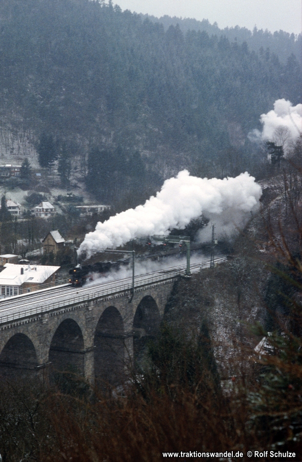 https://www.traktionswandel.de/pics/foren/2003/2003-01-05_E224-06_503545_Sdz_HornbergerViadukt_900.jpg