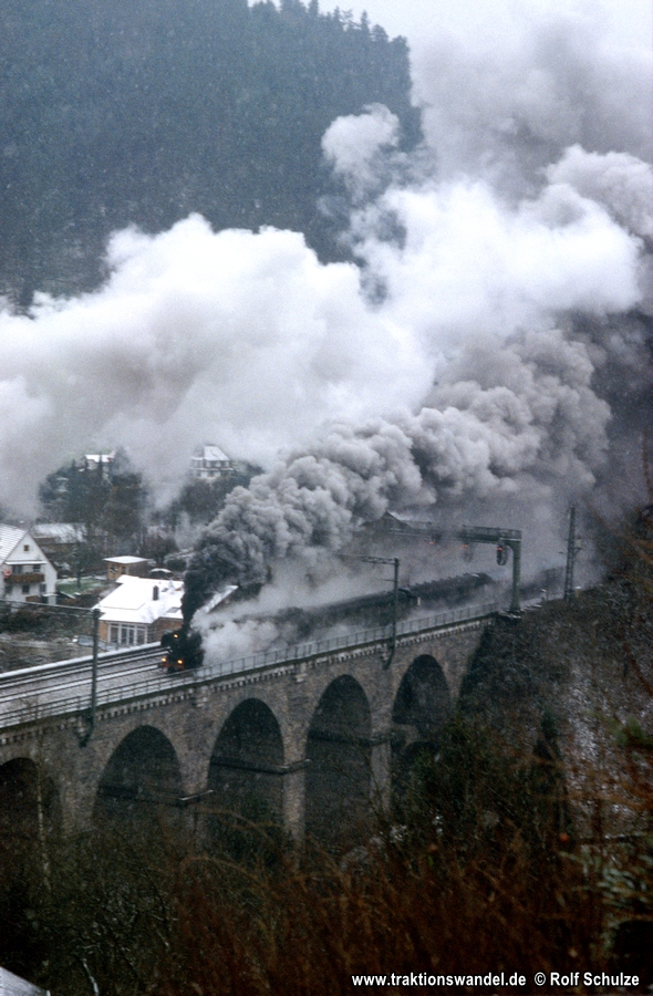 https://www.traktionswandel.de/pics/foren/2003/2003-01-05_E224-10_011066_Sdz_HornbergerViadukt_900.jpg