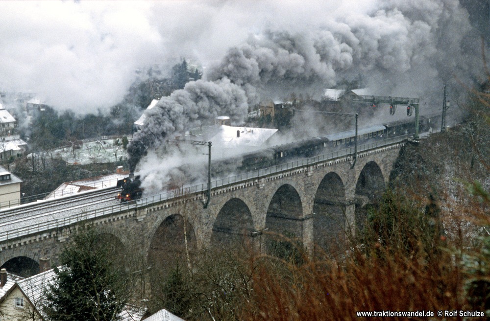 https://www.traktionswandel.de/pics/foren/2003/2003-01-05_E224-11_011066_Sdz_HornbergerViadukt_1000.jpg