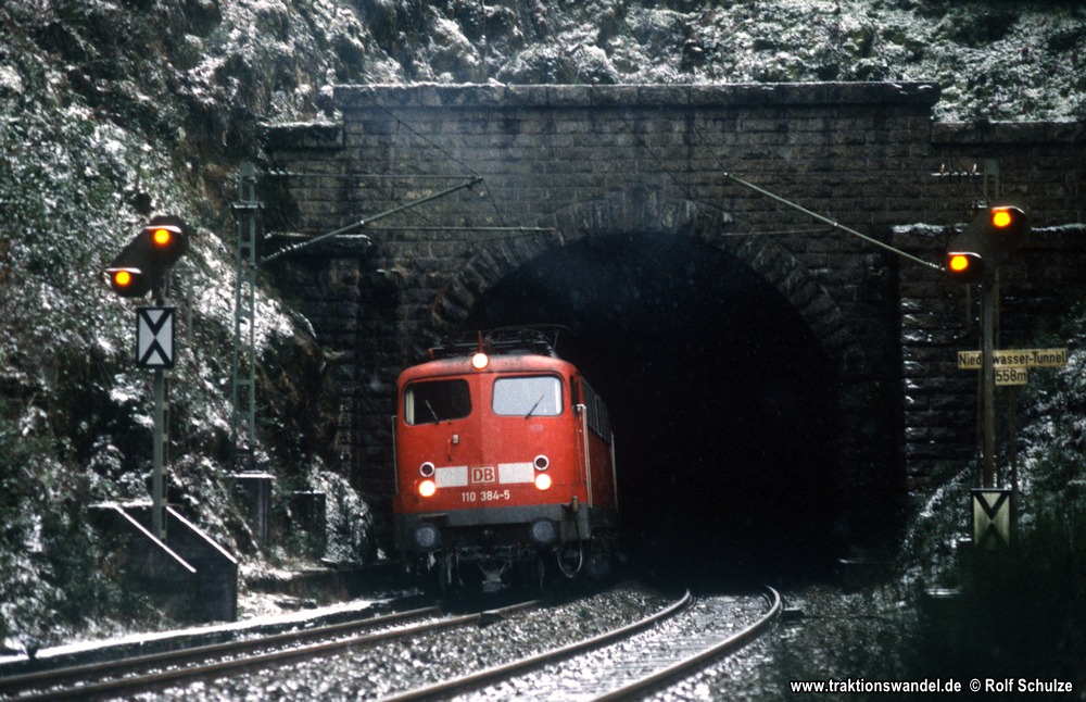https://www.traktionswandel.de/pics/foren/2003/2003-01-05_E224-17_110384_RE_Niederwassertunnel_1000.jpg