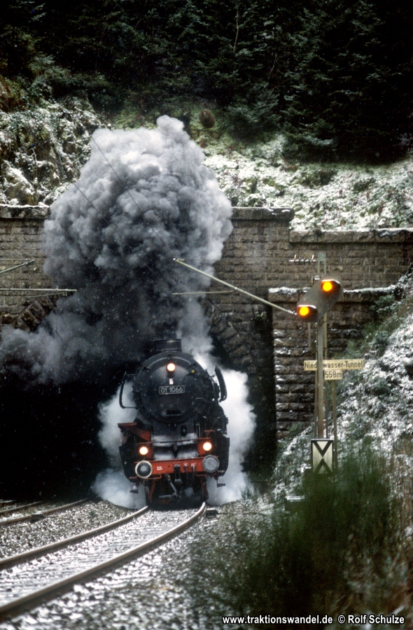 https://www.traktionswandel.de/pics/foren/2003/2003-01-05_E224-18_011066_Sdz_Niederwassertunnel_900.jpg