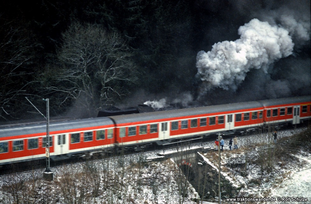 https://www.traktionswandel.de/pics/foren/2003/2003-01-05_E224-26_527596-Schub_Hohnen-Tunnel_1000.jpg